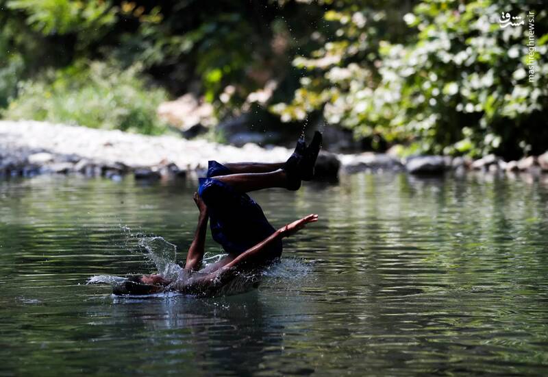 پسری در رودخانه لاسیلا از شدت گرما به داخل آب می‌پرد./ مونتری _ مکزیک