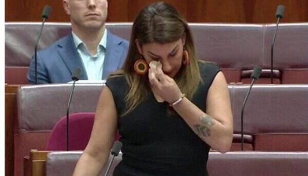 اشکهای نماینده زن پارلمان استرالیا خبرساز شد+ تصاویر