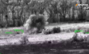 لحظه اصابت موشک‌های هدایت‌شونده به خودروهای زرهی اوکراین