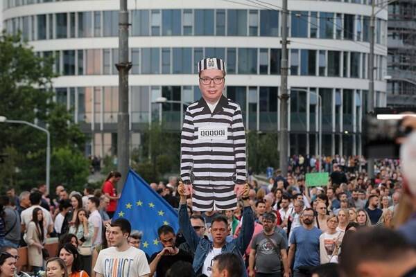 صربستانیها خواستار برکناری رئیسجمهور خود شدند