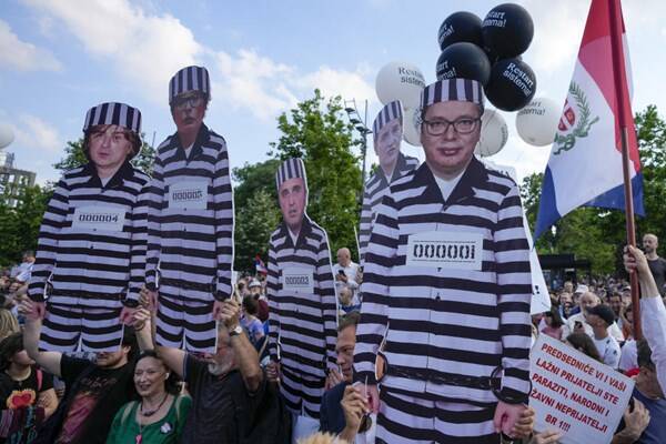 صربستانیها خواستار برکناری رئیسجمهور خود شدند