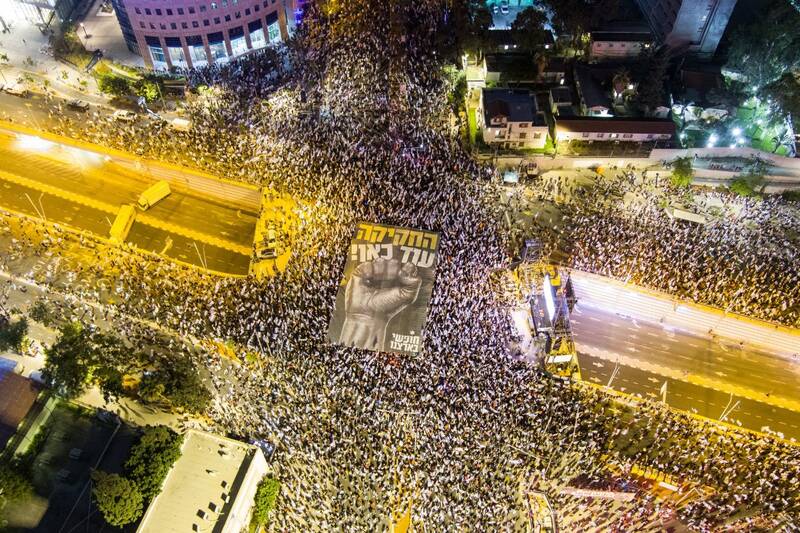 ادامه اعتراضات در سرزمینهای اشغالی/ مخالفان نتانیاهو: او خانه ما را میلرزاند، ما خانه او را میلرزانیم