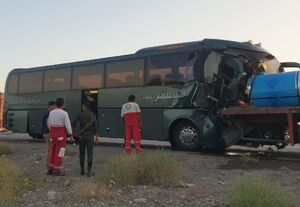 تصادف اتوبوس با تریلر در اتوبان کاشان + عکس