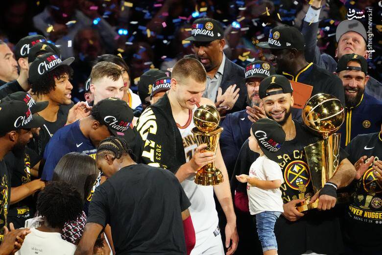 نیکولا یوکیچ (ملقب به جوکر) ستاره تیم دنور ناگتس در جشن قهرمانی در مسابقات NBA سال 2023
