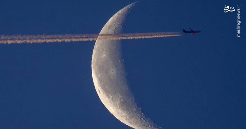 عبور یک هواپیما از کنار ماه در فرانکفورت _ آلمان