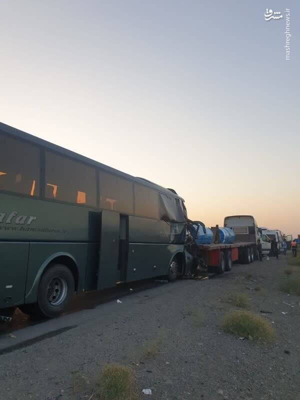 تصادف اتوبوس با تریلر در اتوبان کاشان + عکس 4