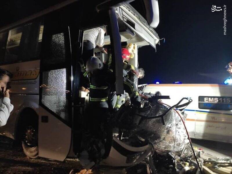 تصادف اتوبوس با تریلر در اتوبان کاشان + عکس 3