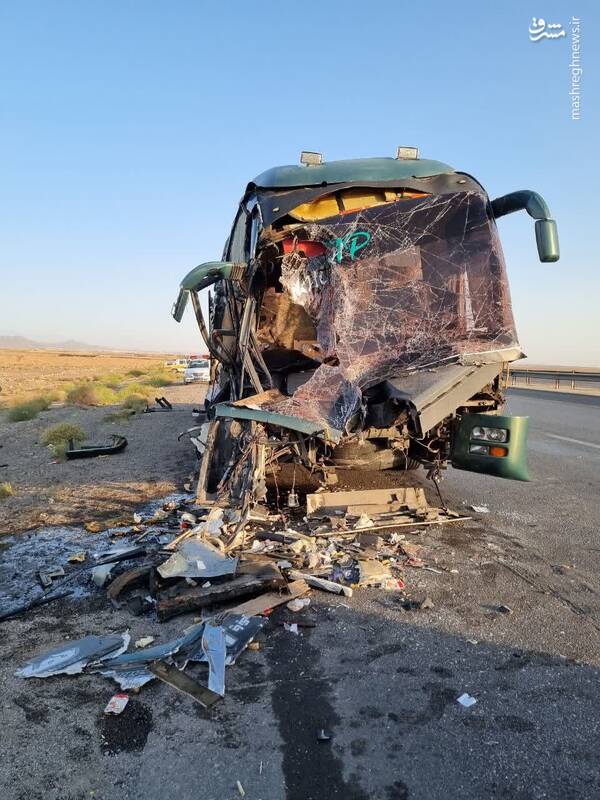 عکس/ تصادف اتوبوس با تریلر در جاده اصفهان تهران