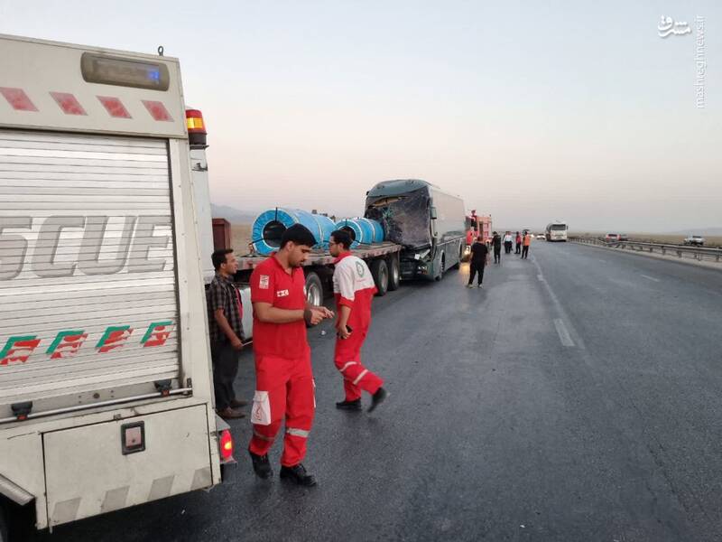 عکس/ تصادف اتوبوس با تریلر در جاده اصفهان تهران