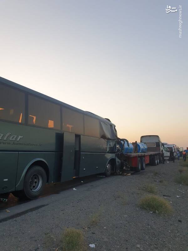 عکس/ تصادف اتوبوس با تریلر در جاده اصفهان تهران