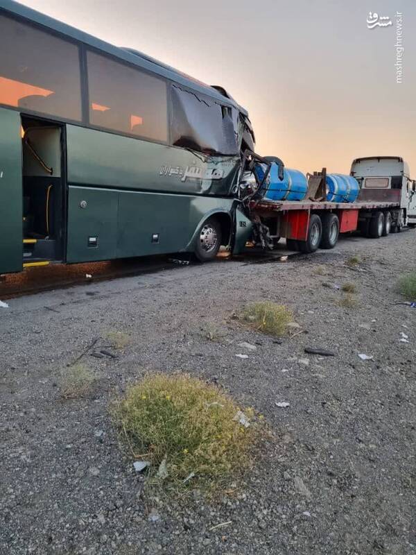 عکس/ تصادف اتوبوس با تریلر در جاده اصفهان تهران