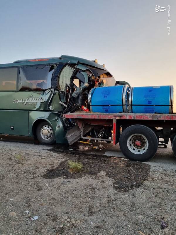 عکس/ تصادف اتوبوس با تریلر در جاده اصفهان تهران