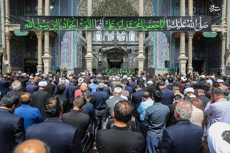 عکس/ دسته عزاداری خادمان حرم قم در روز شهادت ابن الرضا(ع)
