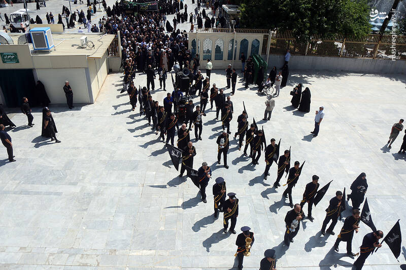 عکس/ دسته عزاداری خادمان حرم قم در روز شهادت ابن الرضا(ع)
