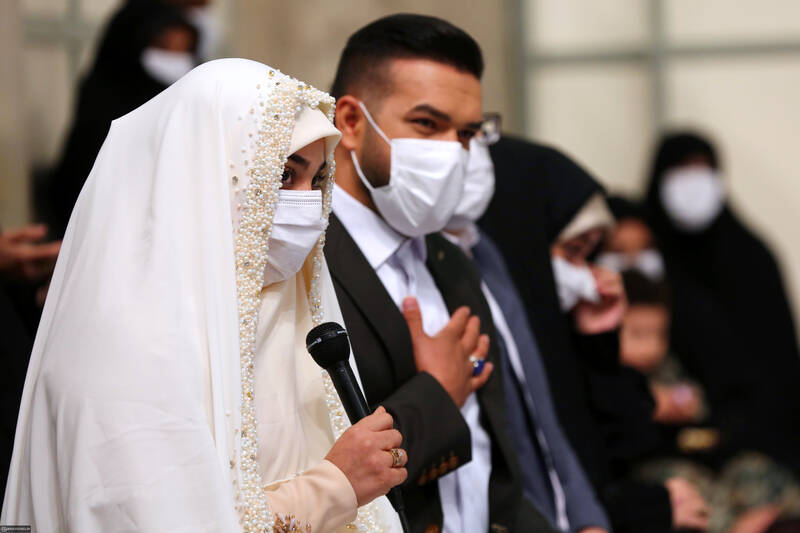 قرائت خطبه عقد خواهر شهید مدافع حرم مجید قربانخانی توسط رهبر انقلاب/ توصیه رهبر انقلاب به مادر شهید قربانخانی +تصاویر