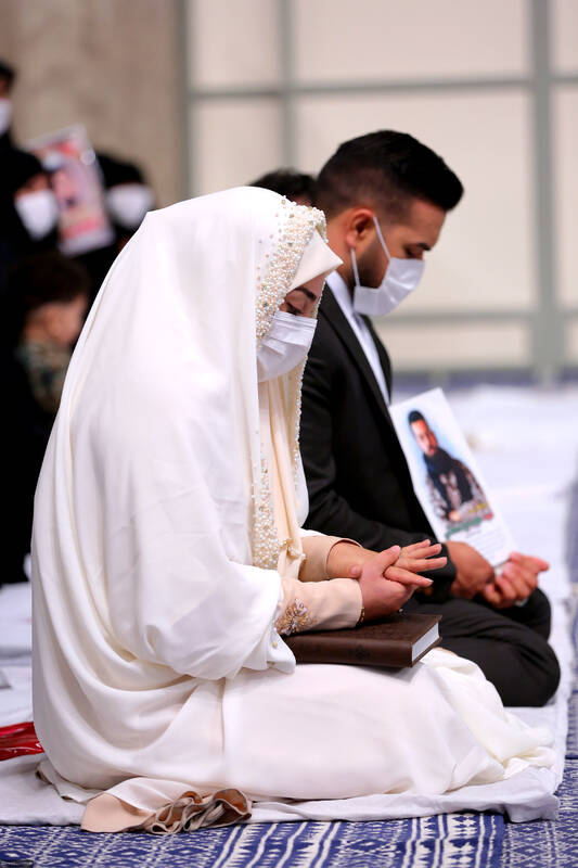 قرائت خطبه عقد خواهر شهید مدافع حرم مجید قربانخانی توسط رهبر انقلاب/ توصیه رهبر انقلاب به مادر شهید قربانخانی +تصاویر