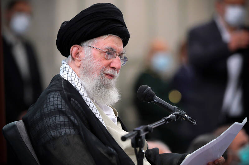 قرائت خطبه عقد خواهر شهید مدافع حرم مجید قربانخانی توسط رهبر انقلاب/ توصیه رهبر انقلاب به مادر شهید قربانخانی +تصاویر