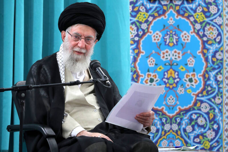 قرائت خطبه عقد خواهر شهید مدافع حرم مجید قربانخانی توسط رهبر انقلاب/ توصیه رهبر انقلاب به مادر شهید قربانخانی +تصاویر