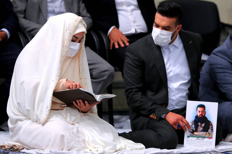 قرائت خطبه عقد خواهر شهید مدافع حرم مجید قربانخانی توسط رهبر انقلاب/ توصیه رهبر انقلاب به مادر شهید قربانخانی +تصاویر