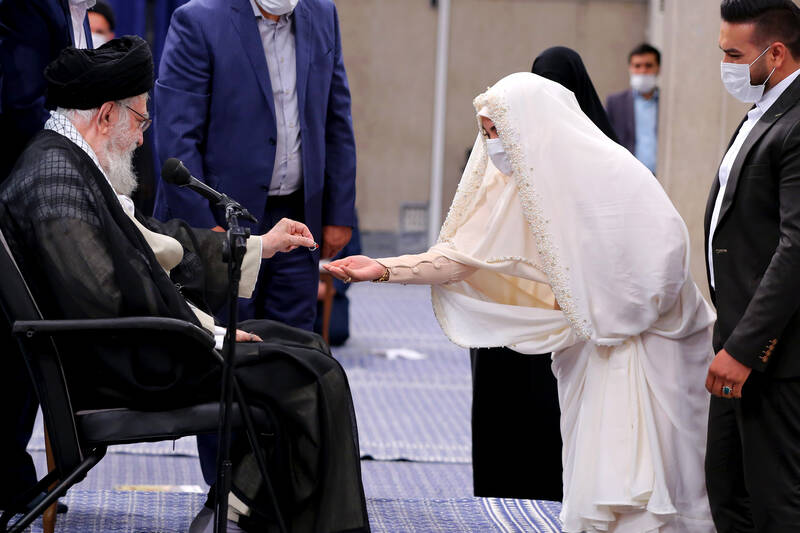 قرائت خطبه عقد خواهر شهید مدافع حرم مجید قربانخانی توسط رهبر انقلاب/ توصیه رهبر انقلاب به مادر شهید قربانخانی +تصاویر