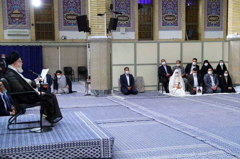 قرائت خطبه عقد خواهر شهید مدافع حرم مجید قربانخانی توسط رهبر انقلاب/ توصیه رهبر انقلاب به مادر شهید قربانخانی +تصاویر