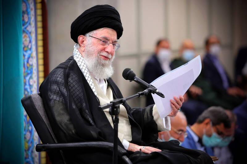 قرائت خطبه عقد خواهر شهید مدافع حرم مجید قربانخانی توسط رهبر انقلاب/ توصیه رهبر انقلاب به مادر شهید قربانخانی +تصاویر