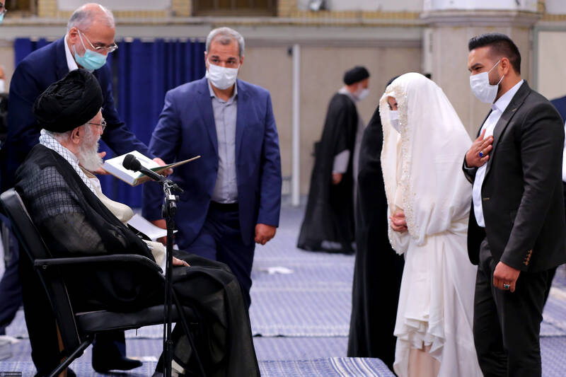 قرائت خطبه عقد خواهر شهید مدافع حرم مجید قربانخانی توسط رهبر انقلاب/ توصیه رهبر انقلاب به مادر شهید قربانخانی +تصاویر