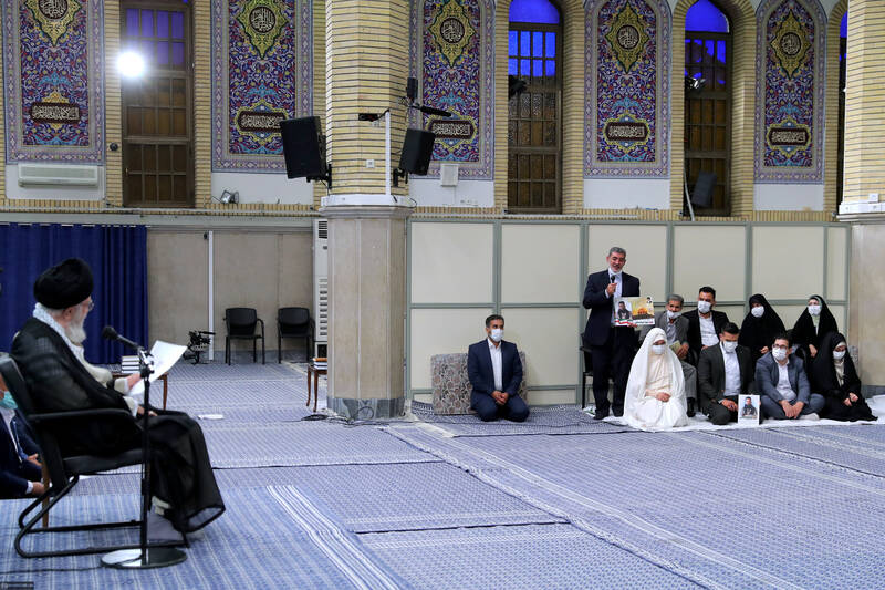 قرائت خطبه عقد خواهر شهید مدافع حرم مجید قربانخانی توسط رهبر انقلاب/ توصیه رهبر انقلاب به مادر شهید قربانخانی +تصاویر