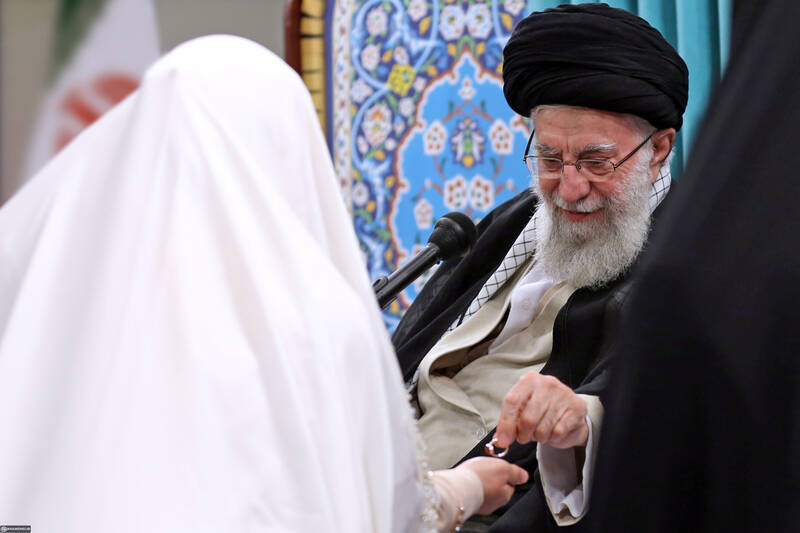 قرائت خطبه عقد خواهر شهید مدافع حرم مجید قربانخانی توسط رهبر انقلاب/ توصیه رهبر انقلاب به مادر شهید قربانخانی +تصاویر