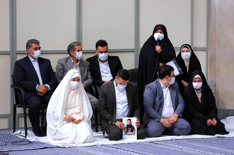 قرائت خطبه عقد خواهر شهید مدافع حرم مجید قربانخانی توسط رهبر انقلاب/ توصیه رهبر انقلاب به مادر شهید قربانخانی +تصاویر