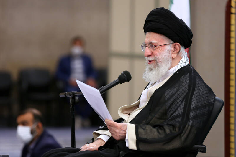 قرائت خطبه عقد خواهر شهید مدافع حرم مجید قربانخانی توسط رهبر انقلاب/ توصیه رهبر انقلاب به مادر شهید قربانخانی +تصاویر