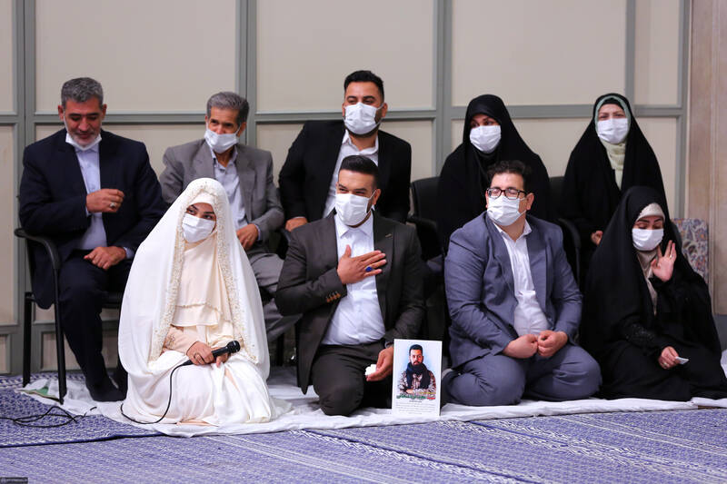 قرائت خطبه عقد خواهر شهید مدافع حرم مجید قربانخانی توسط رهبر انقلاب/ توصیه رهبر انقلاب به مادر شهید قربانخانی +تصاویر