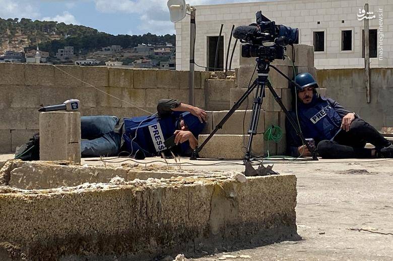 پناه گرفتن روزنامه‌نگاران فلسطینی هنگام پوشش خبری از حمله رژیم صهیونیستی به جنین _  کرانه باختری