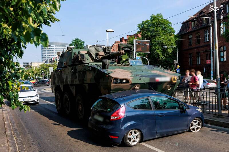 عبور یک خودرو زرهی در جریان اعتراضات در وروتسواو _ لهستان