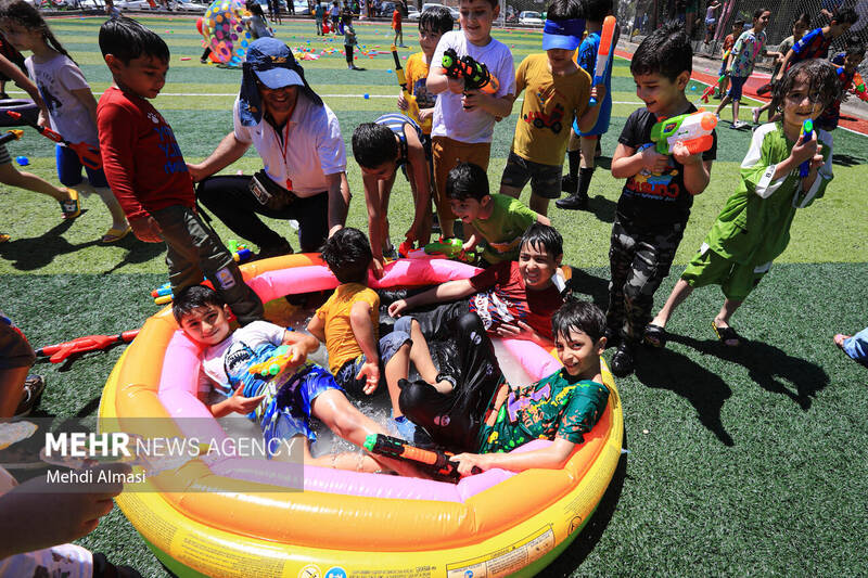 جشنواره آب بازی در اولین روز تابستان