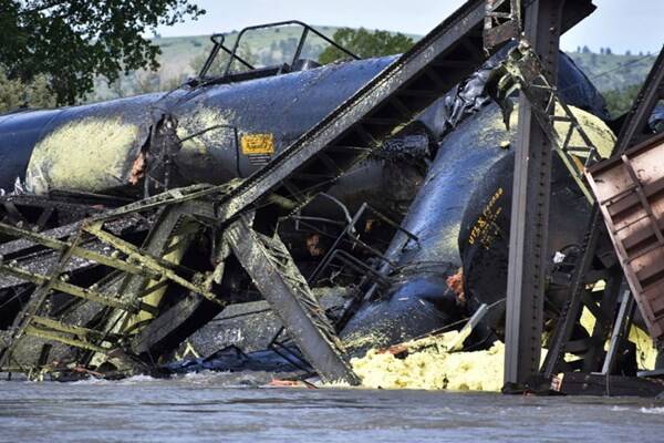 واژگونی قطار حامل مواد سمی در رود مونتانا در آمریکا+ عکس