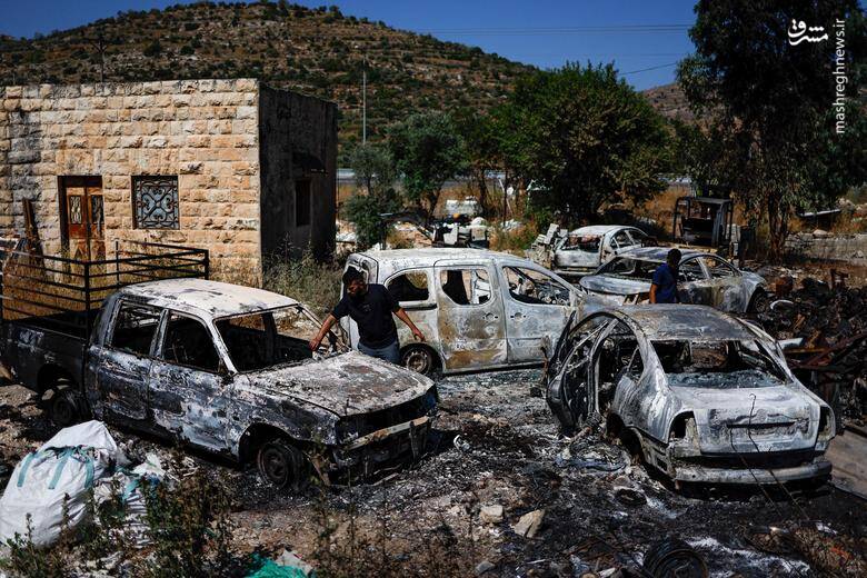 خودروهای سوخته بر اثر حمله شهرک نشینان اسرائیلی در نزدیکی رام الله در سرزمین‌های اشغالی
