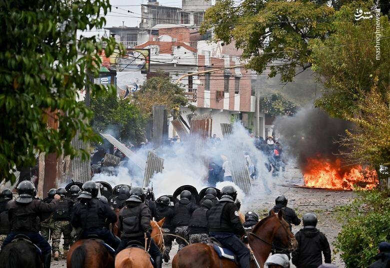 درگیری تظاهرکنندگان با پلیس در جریان اعتراضات خشونت آمیز علیه تصویب اصلاحات در قانون اساسی در سن سالوادور _ آرژانتین