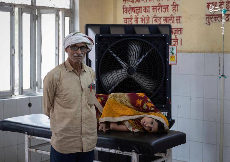 از شدت گرما یک زن 30 ساله دچار گرمازدگی شده و به روی یک برانکارد در بیبمارستان دراز کشیده است./ ایالت اوتار پرادش _ هند
