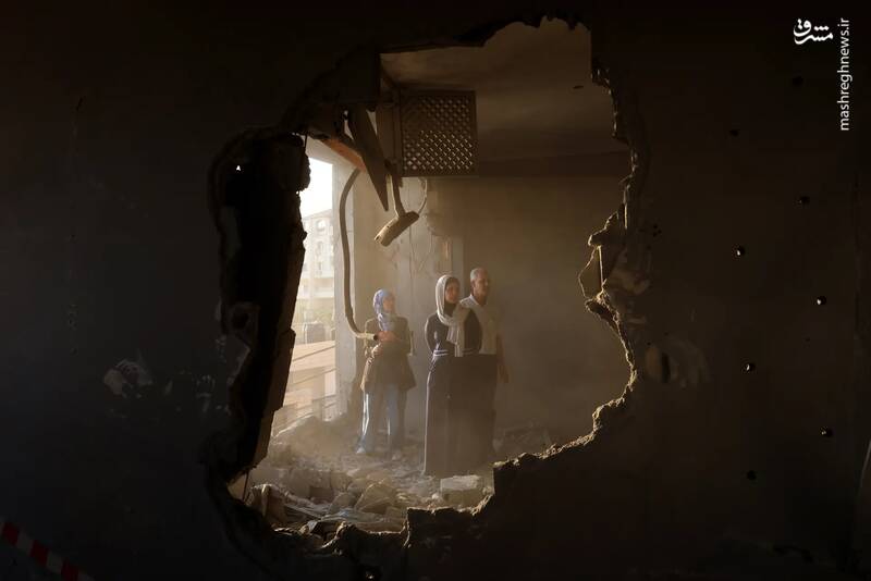 حضور چند فلسطینی در میان آوارهای خانه‌های تخریب شده توسط رژِم صهیونیستی در نابلس _ کرانه باختری