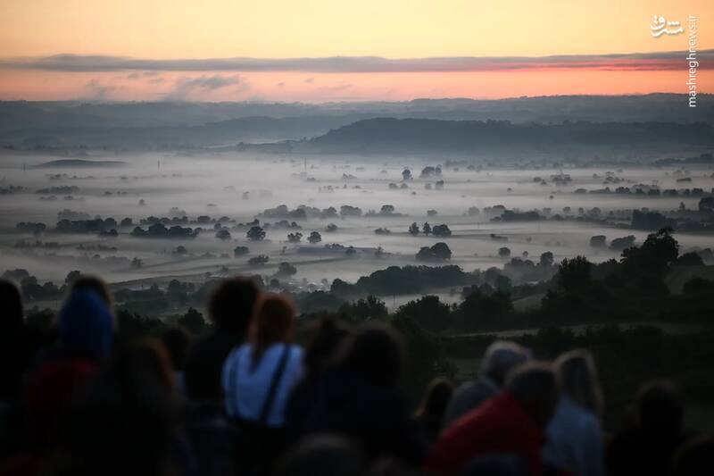حضور مردم در ارتفاعات گلاستونبری منتظر طلوع خورشید هستند. _ انگلستان حضور مردم در ارتفاعات گلاستونبری منتظر طلوع خورشید هستند. _ انگلستان