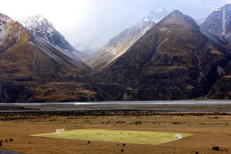 وجود یک زمین چمن فوتبال در کنار مرتفع‌ترین کوه نیوزلند