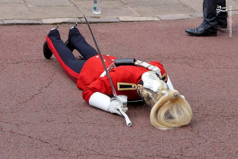 غش کردن یک سرباز گارد تشریفات در قلعه وینزر _ انگلستان