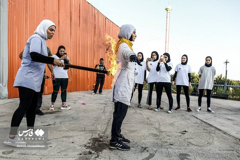 تمرین آتش برای دختران تیم با رعایت نکات ایمنی 