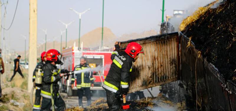 حریق تریلر حامل بار علوفه در اصفهان+فیلم