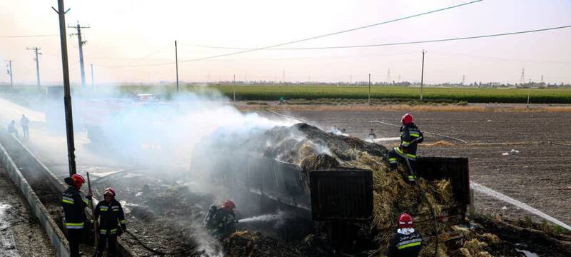 حریق تریلر حامل بار علوفه در اصفهان+فیلم