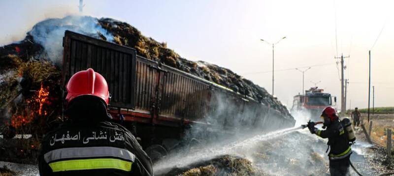حریق تریلر حامل بار علوفه در اصفهان+فیلم