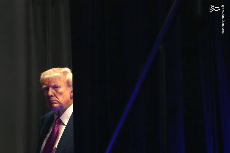 دونالد ترامپ منتظر است تا در شام روز لینکلن در حزب جمهوری خواه کانتی اوکلند معرفی شود. جمهوریخواهان محلی قرار بود جایزه «مرد دهه» را به ترامپ اهدا کنند.-آمریکا دونالد ترامپ منتظر است تا در شام روز لینکلن در حزب جمهوری خواه کانتی اوکلند معرفی شود. جمهوریخواهان محلی قرار بود جایزه «مرد دهه» را به ترامپ اهدا کنند.-آمریکا