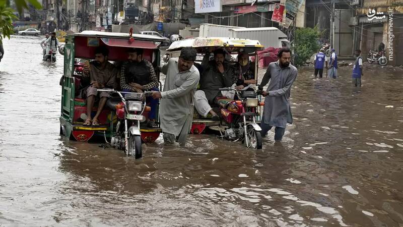 خیابان‌ها در لاهور پاکستان زیر آب رفته و رفت و آمد را با مشکل مواجه کرده است.