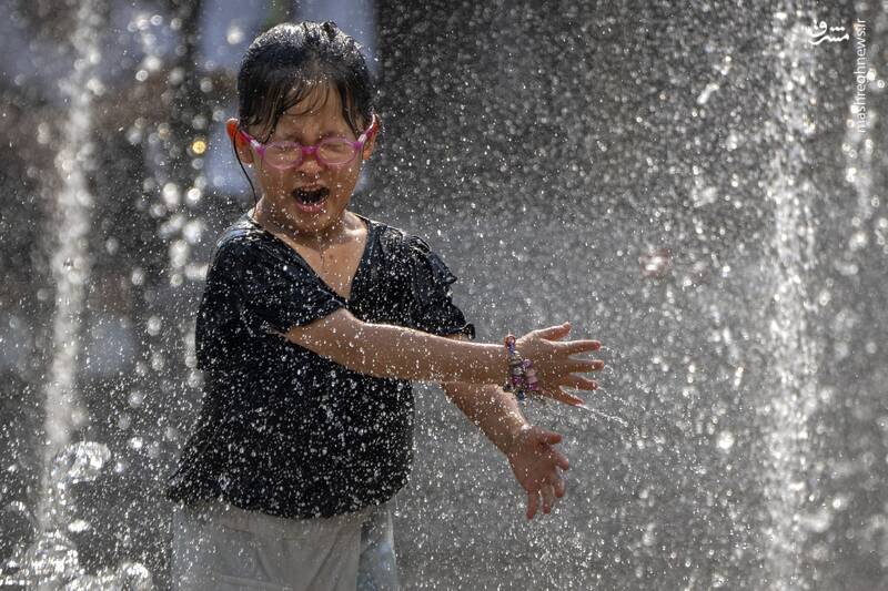 عکسالعمل یک دختربچه در حین آب بازی در یک مرکز خرید در پکن _ چین عکسالعمل یک دختربچه در حین آب بازی در یک مرکز خرید در پکن _ چین